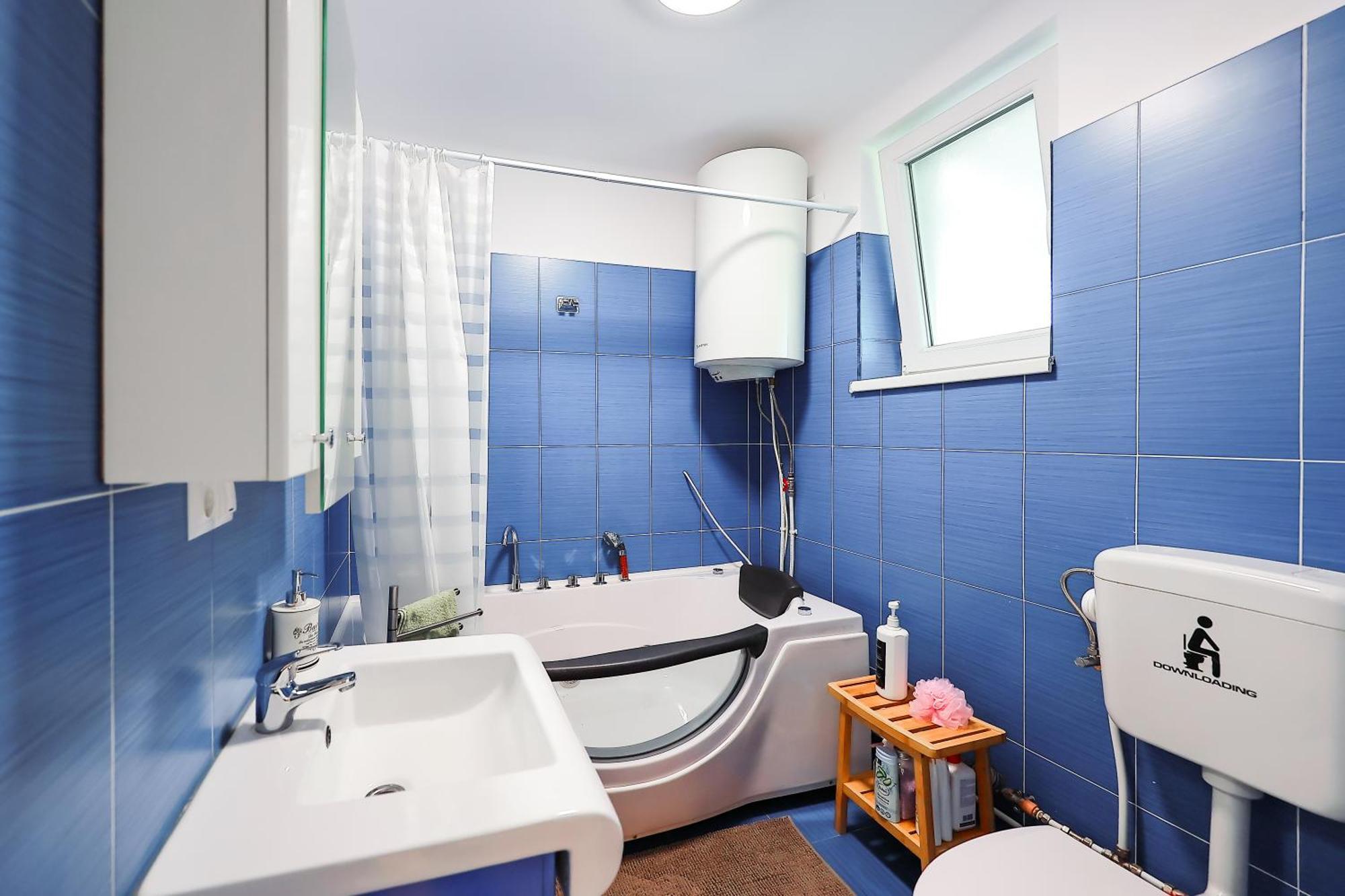Oradea City Center Apartment Near Aquapark With Jacuzzi & Parking Екстер'єр фото